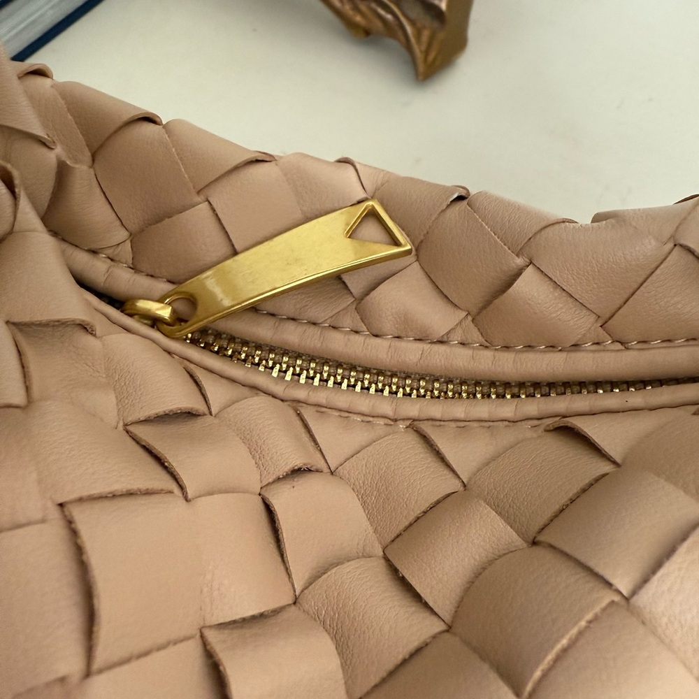 Woven Headband-Style Shoulder Bag in Pale Blush Beige comes with chain - Picture 5 of 6